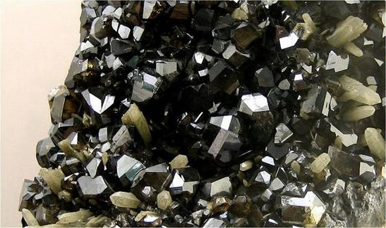 Металл это природный ресурс. Минеральные ресурсы Боливии. Природные минералы олова. Полезные ископаемые Боливии. Минеральные ресурсы олово.